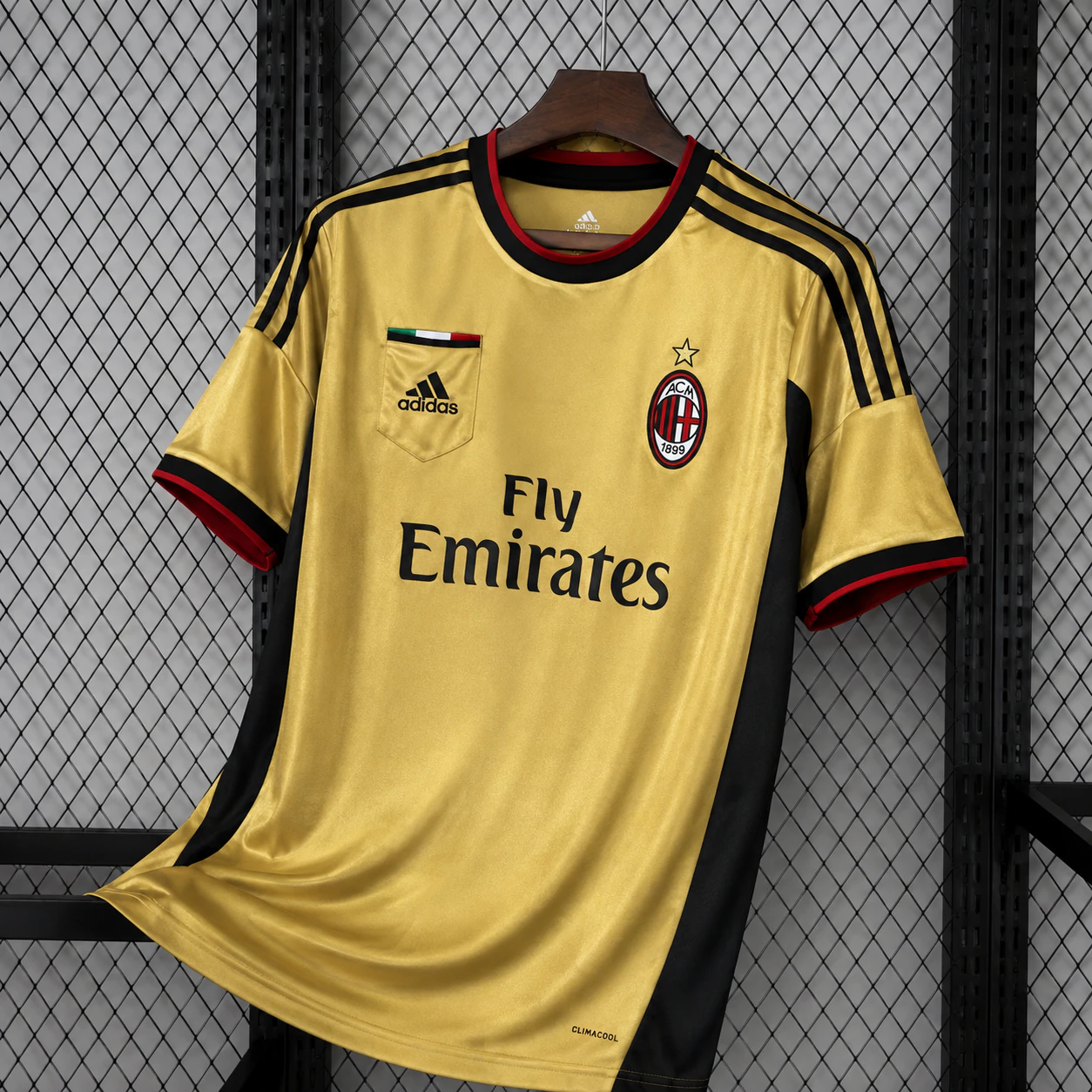 Milan terceiro 12-13